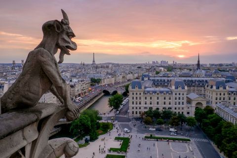 Pariisi: Yksityinen kiertue henkilökohtaisen oppaan, kuljettajan ja ajoneuvon kanssa