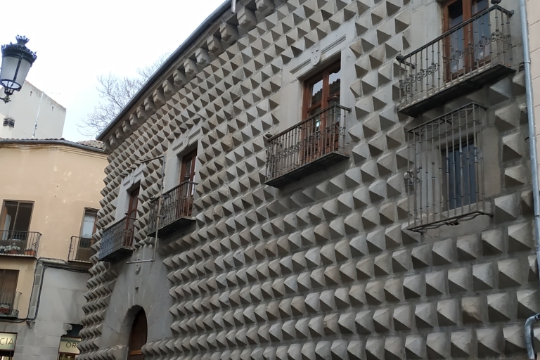 Segovia: Geführter Rundgang mit Kathedrale & Alcázar-EintrittSegovia: Geführter Rundgang mit Eintritt in die Kathedrale und den Alcázar