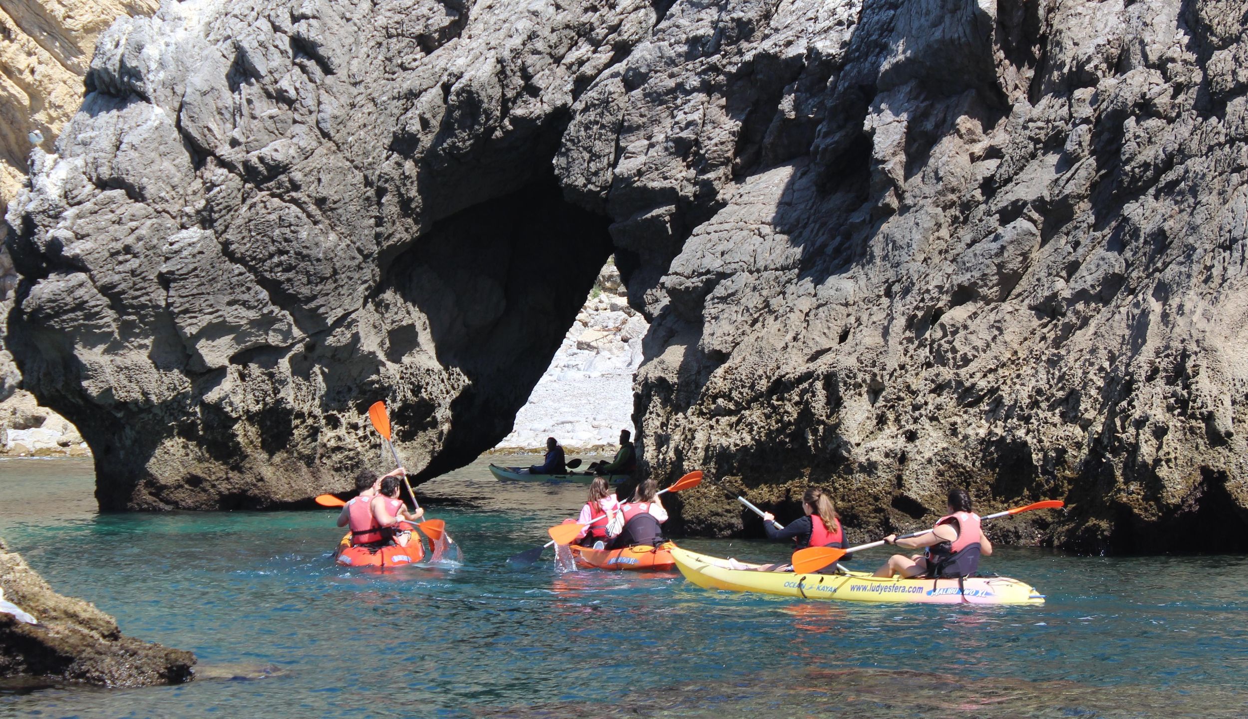 Sesimbra: Ribeiro Cavalo Strand, Höhlen und Arrábida Kajak Tour