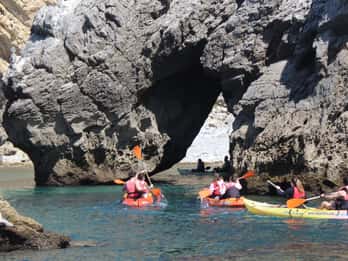 Sesimbra: Playa de Ribeiro Cavalo, cuevas y excursión en kayak por Arrábida