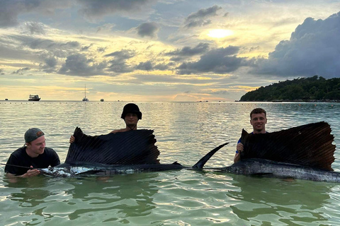 Prywatna łódź do wędkowania, grillowania i snorkelingu