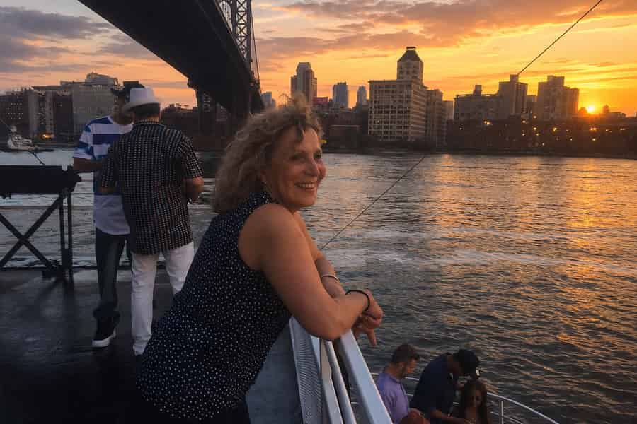NYC: Abendliche Skyline-Bootsfahrt bei Sonnenuntergang mit voller Bar. Foto: GetYourGuide NYC: Abendliche Skyline-Bootsfahrt bei Sonnenuntergang mit voller Bar. Foto: GetYourGuide
