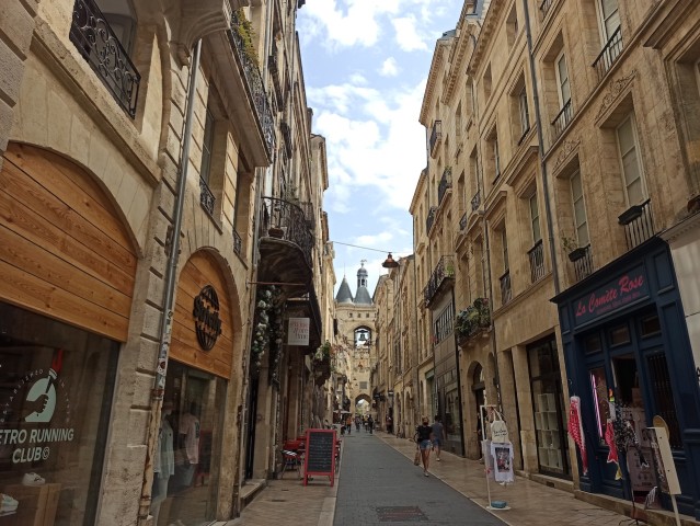 Visit Bordeaux 1.5-Hour Mystery Walking Tour in French in Médoc, France