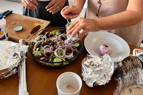 Oia: Aula de culinária grega e almoço com uma avó local