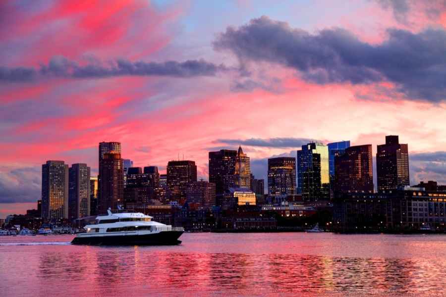 Boston: Kommentierte Skyline-Bootsfahrt bei Sonnenuntergang. Foto: GetYourGuide