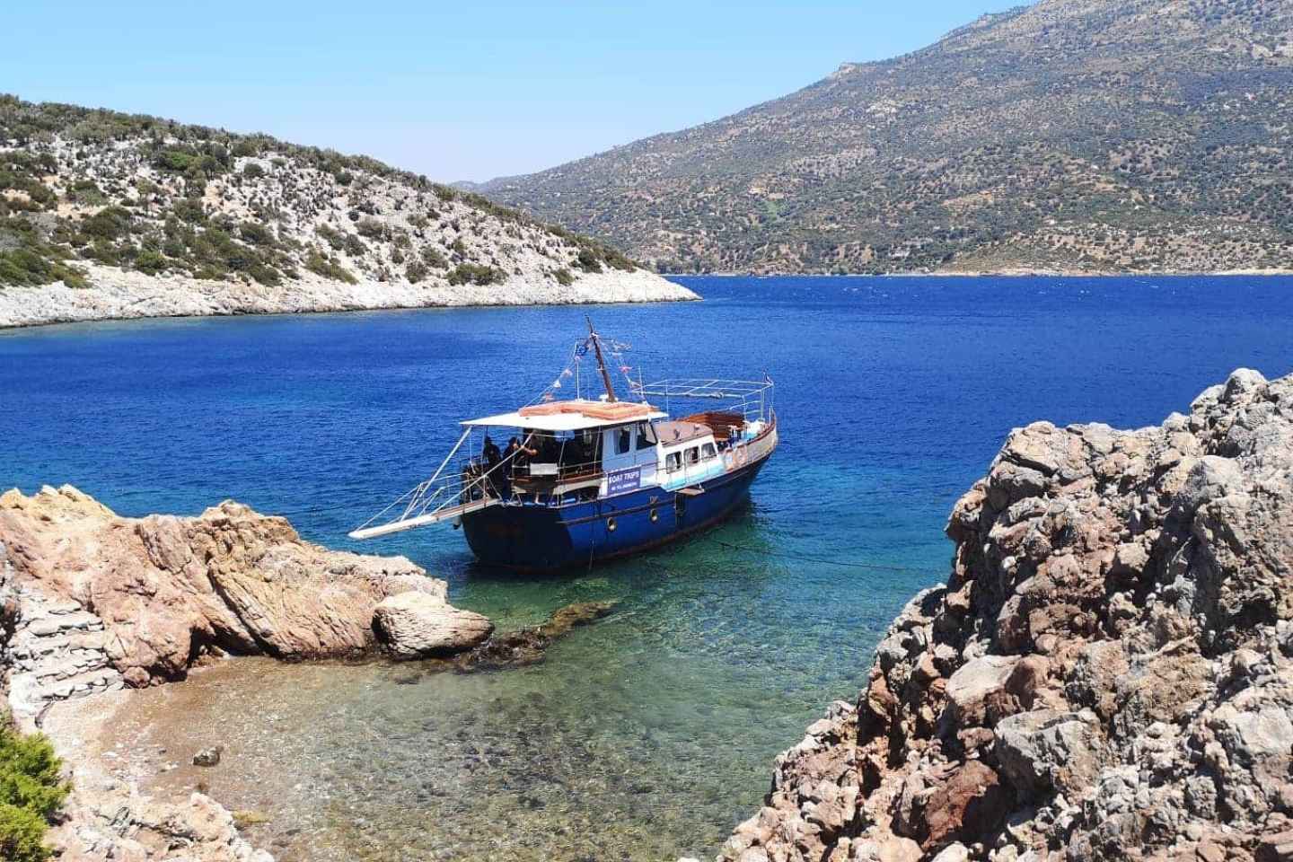 Porto di Votsalakia: crociera in barca sull'isola di Samiopoula con pranzo