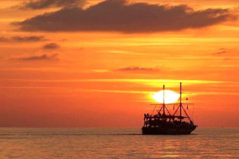 Alanya: Kreuzfahrt bei Sonnenuntergang mit AbendessenTreffen im Hafen von Alanya am Boot