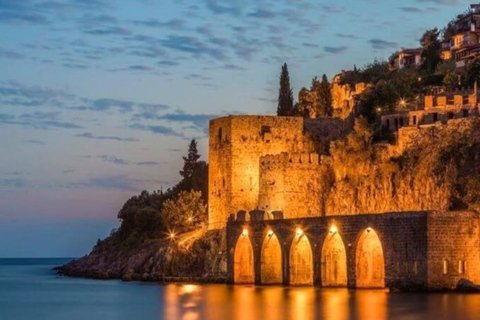 Alanya: Kreuzfahrt bei Sonnenuntergang mit AbendessenTreffen im Hafen von Alanya am Boot