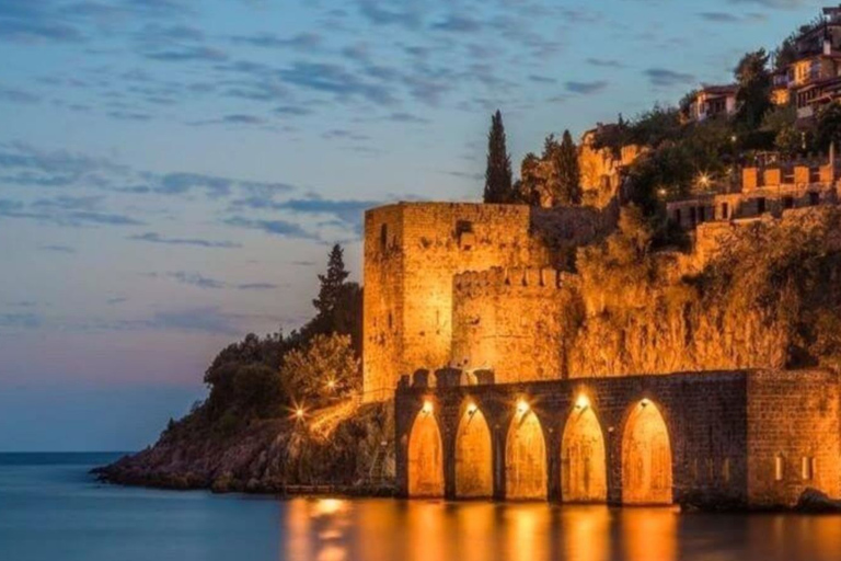 Alanya : Croisière au coucher du soleil avec dînerTransfert depuis les hôtels d'Alanya