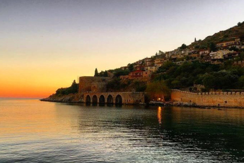 Alanya: Kreuzfahrt bei Sonnenuntergang mit AbendessenTreffen im Hafen von Alanya am Boot