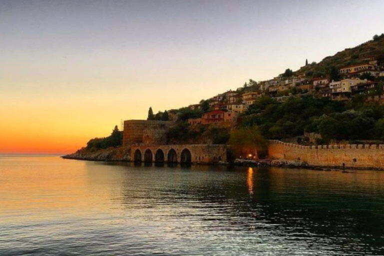 Alanya: Kreuzfahrt bei Sonnenuntergang mit AbendessenTreffen im Hafen von Alanya am Boot