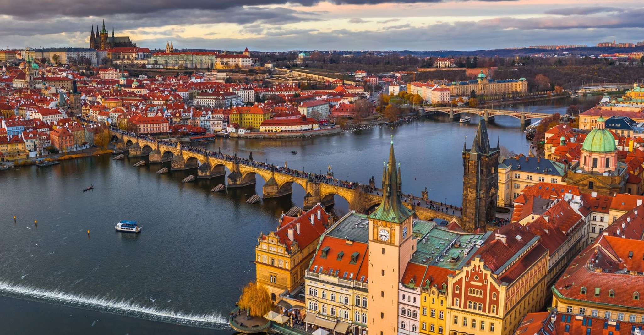 Prague: Castle and Jewish Quarter Tour with Cruise and Lunch