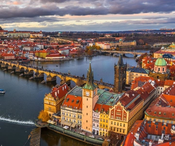 Prague: Castle and Jewish Quarter Tour with Cruise and Lunch