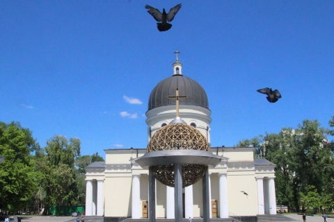 Chisinau: City Highlights Walking Tour with Local Guide