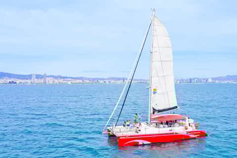 Barcelona: Passeio de Catamarã em Grupos Pequenos c/ Bebida