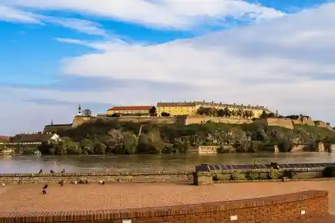 Novi Sad: Stadtführung mit ortskundigem Guide Highlights der Stadt