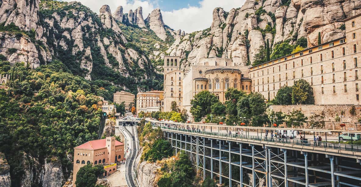 Barcelona: tour de Montserrat con degustación de vinos y almuerzo opcionales