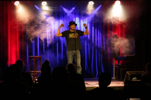 Berlin: Cosmic Comedy Show mit Pizza und kostenlosen ShotsCosmic Comedy Vorstellung