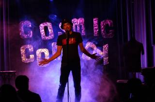 Berlin: Cosmic Comedy Show mit Pizza und kostenlosen Shots