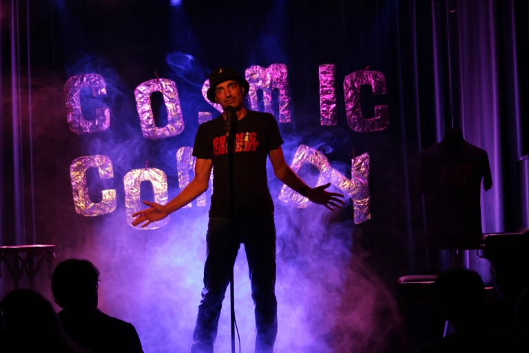 Berlin : Cosmic Comedy Show avec pizza et shots gratuitsVitrine Cosmique Comédie
