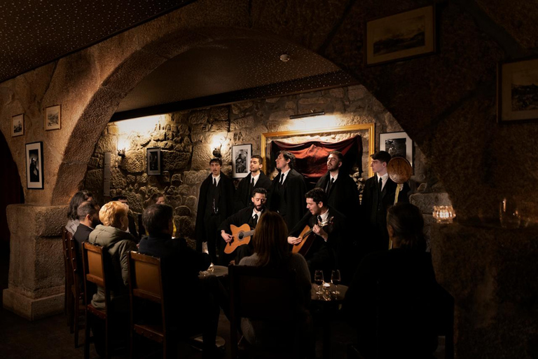 Porto: concerto intimo di fado in una taverna tradizionale