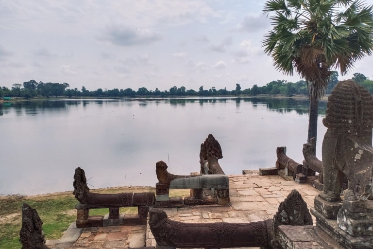 Private Two Day Trip: Angkor Temples with Floating Village