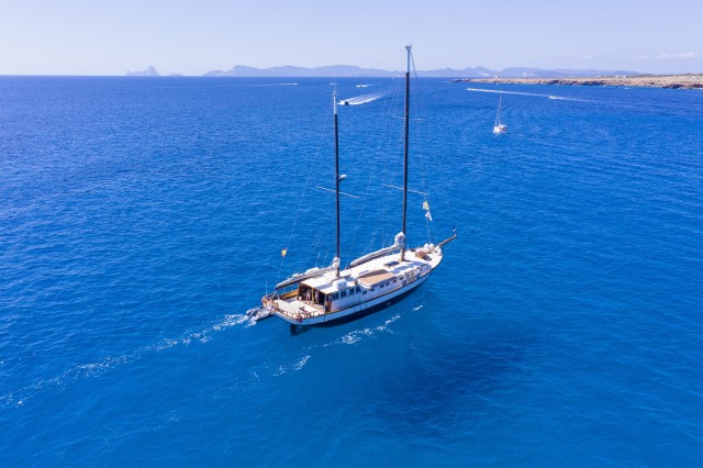 Visit Formentera Sailboat Tour with Lunch and Snorkeling in Formentera