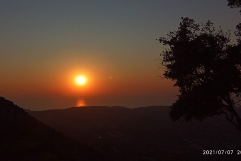 Rodos: Wycieczka o zachodzie słońca Profitis Ilias z przekąskamiWycieczka o zachodzie słońca bez odbioru i dowozu