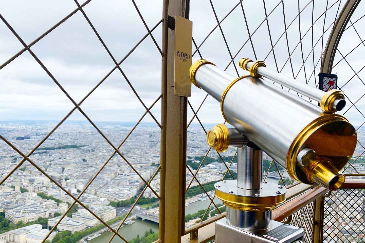 Acceso a la Segunda Planta o Cumbre de la Torre Eiffel