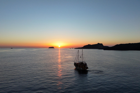 Santorini: Sunset Cruise