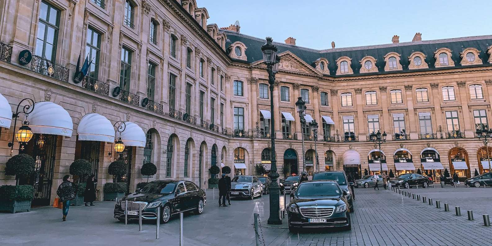 Paris Fashion Walking Tour: Chuyến đi bộ khám phá thời trang Paris sẽ đưa các bạn đến những nơi nổi tiếng của xứ sở ánh sáng, giúp bạn thấy rõ sự phát triển của ngành thời trang và cảm nhận vẻ đẹp tuyệt vời của thành phố lãng mạn nhất thế giới.