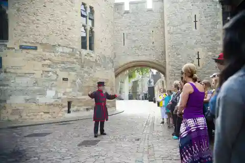 Londyn: Tower of London i zmiana warty