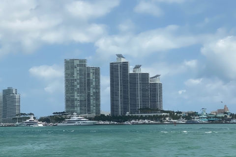 Miami: Biscayne Bay Happy Hour Cruise met gratis drankjeHappy Hour Cruise en Hard Rock Cafe-maaltijd