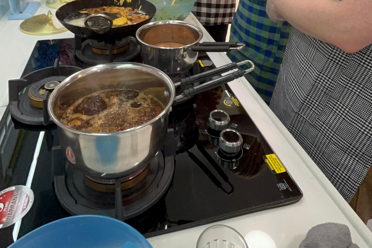 Mumbai: lezione di cucina indiana a casa di una famiglia del postoMumbai: lezione di cucina indiana a casa di una famiglia