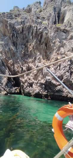 Desde Sesimbra Paseo En Barco Por La Playa Y Las Cuevas De Ribeira Do