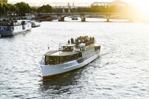 Paris: Relaxing Seine Cruise and Self-Guided City Tour