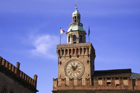 Bologna: Clock Tower Audio Guide and Food Tasting