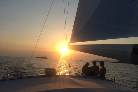 Palma de Mallorca: Deluxe Catamaran Sailing Tour with Meal 4.5-Hour Daytime Excursion for Adults and Kids w/ BBQ Lunch