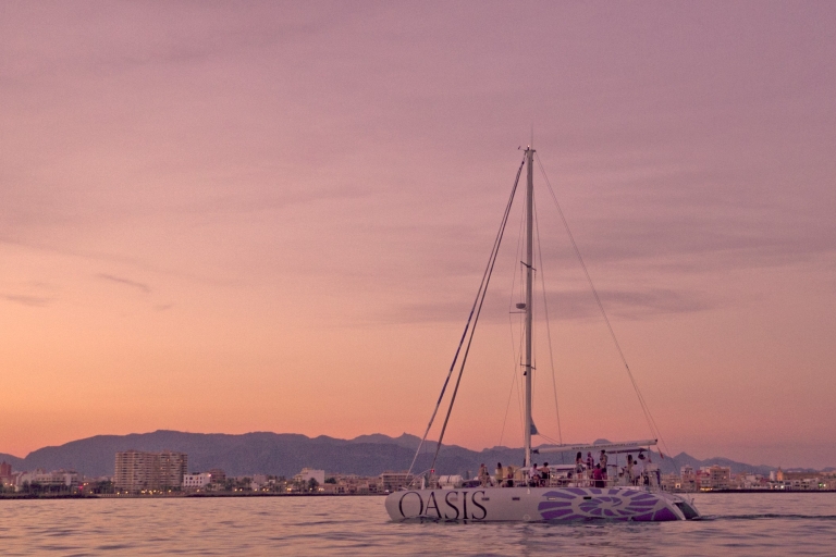 Palma de Mallorca: Deluxe Catamaran Sailing Tour with Meal 4.5-Hour Daytime Excursion for Adults and Kids w/ BBQ Lunch