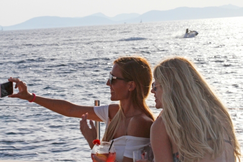 Palma de Mallorca: Deluxe Catamaran Sailing Tour with Meal 4-Hour Adults Only Sunset Excursion with Tapas and Canapés