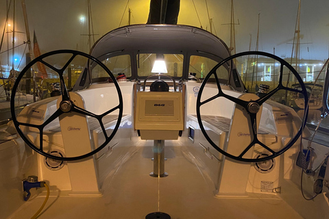 Lisbona: Crociera notturna in barca a vela di lussoLisbona: crociera notturna di lusso in barca a vela