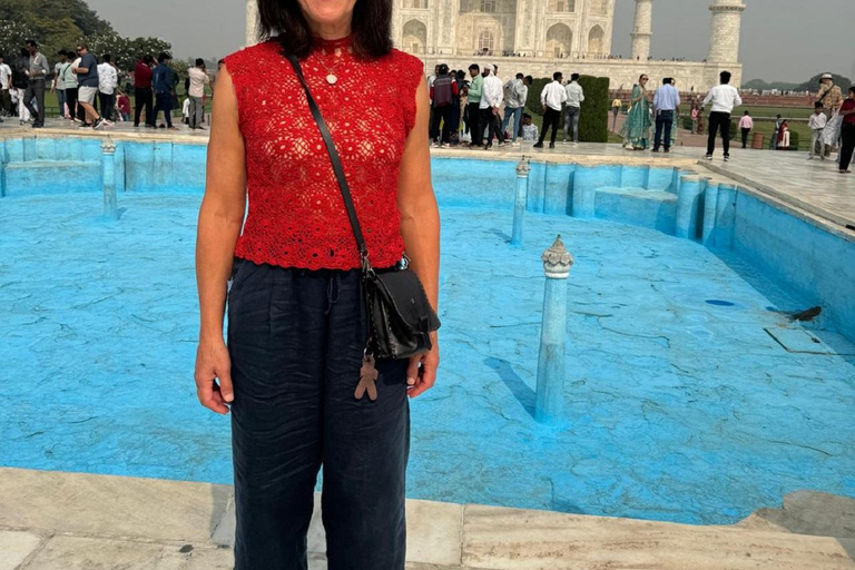 Depuis Delhi : visite du Taj Mahal avec guide fémininExcursion avec un guide touristique local féminin bien informé.
