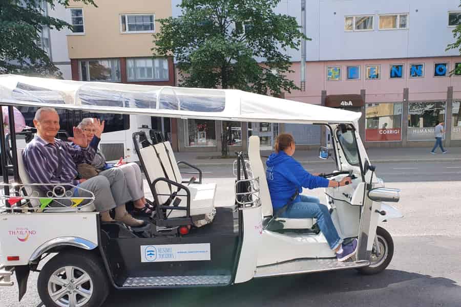 Helsinki City: 2,5-stündige Stadtrundfahrt mit dem elektrischen TukTuk. Foto: GetYourGuide