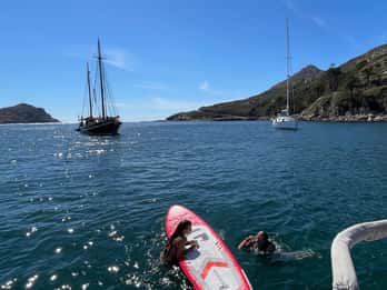 Vigo: Cíes Islands Sailboat Excursion with Skipper