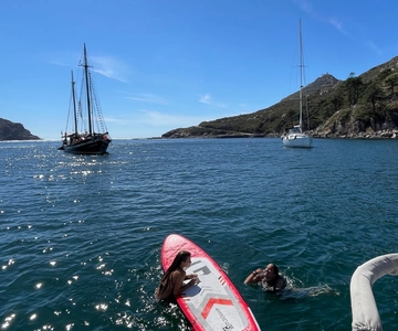 Vigo: Cíes Islands Sailboat Excursion with Skipper