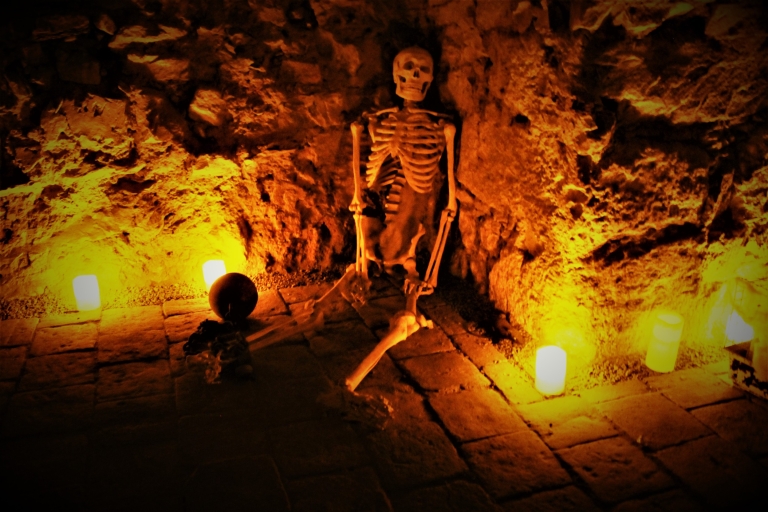 Praga: tour subterráneo de fantasmas, leyendas y medievales de 1 horaTour en ingles