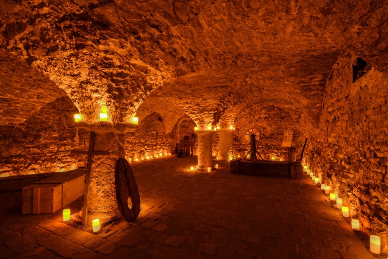 Praga: tour subterráneo de fantasmas, leyendas y medievales de 1 horaTour en aleman