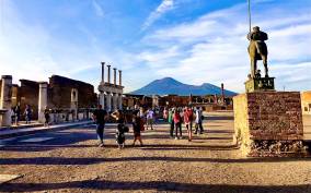 Amalfi Coast: Pompeii, Vesuvius, & Wine Tasting with Lunch