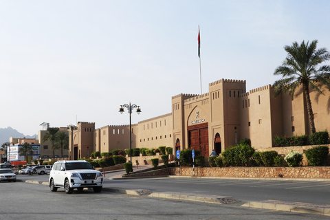 gita di un giorno intero al souq Birkat Almouz e Nizwa, al forte e Falaj Daris.(GIORNALIERO) gita di un giorno intero al souq di Nizwa e Castel, Falaj Daris