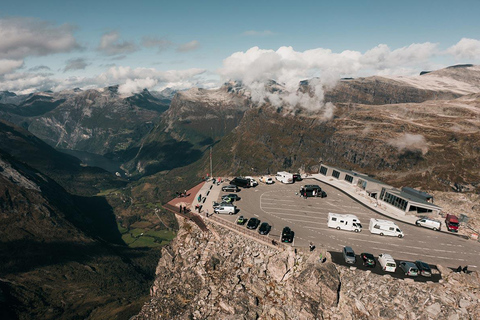 Geiranger: Panorama Bus Tour (Highlights viewpoint) Geiranger: Panorama bus tour Eaglebend - Flydalscanyon 1,5 h